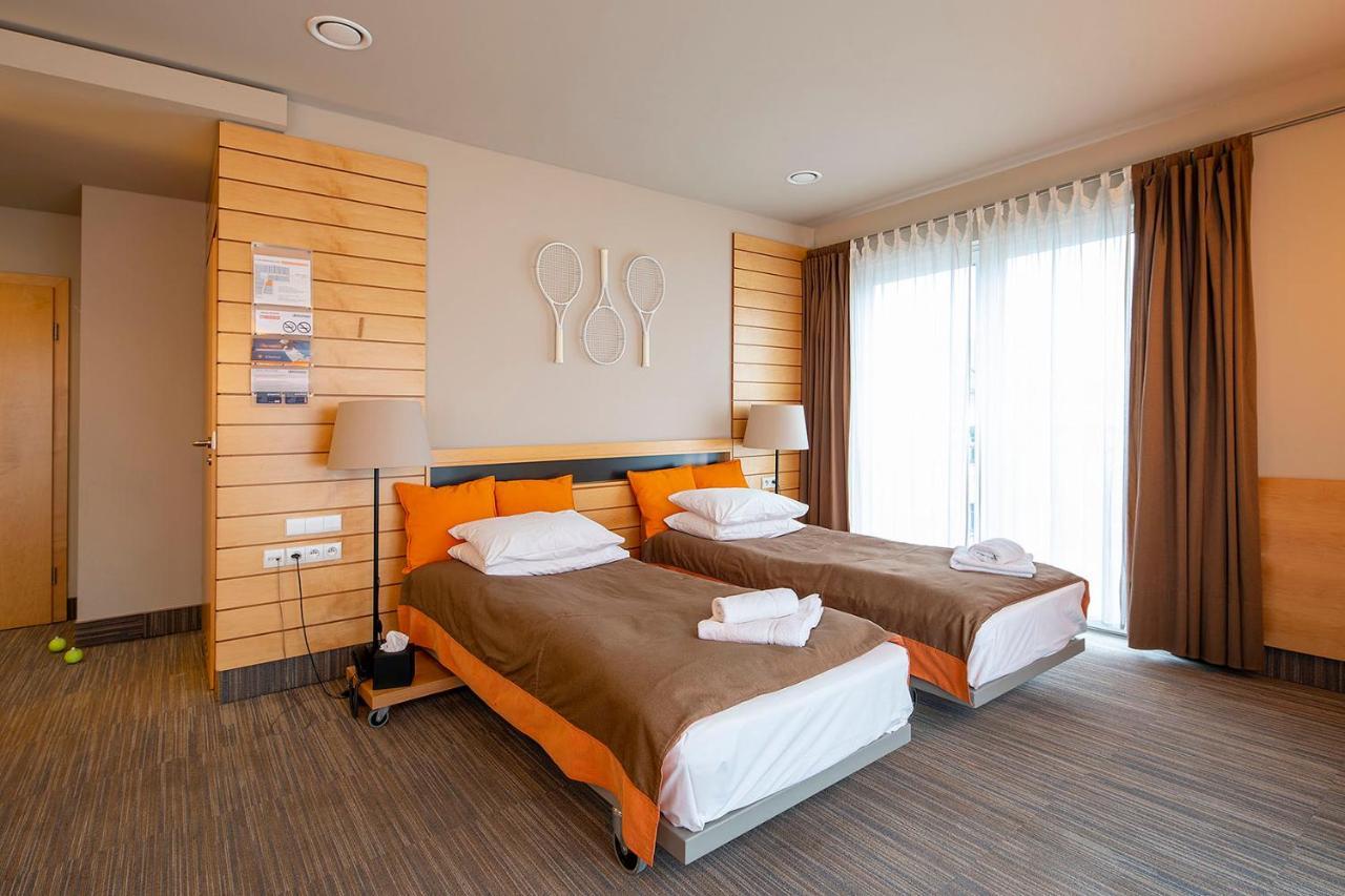 Hotel Restauracja Tenis Kortowo พอซนาน ภายนอก รูปภาพ