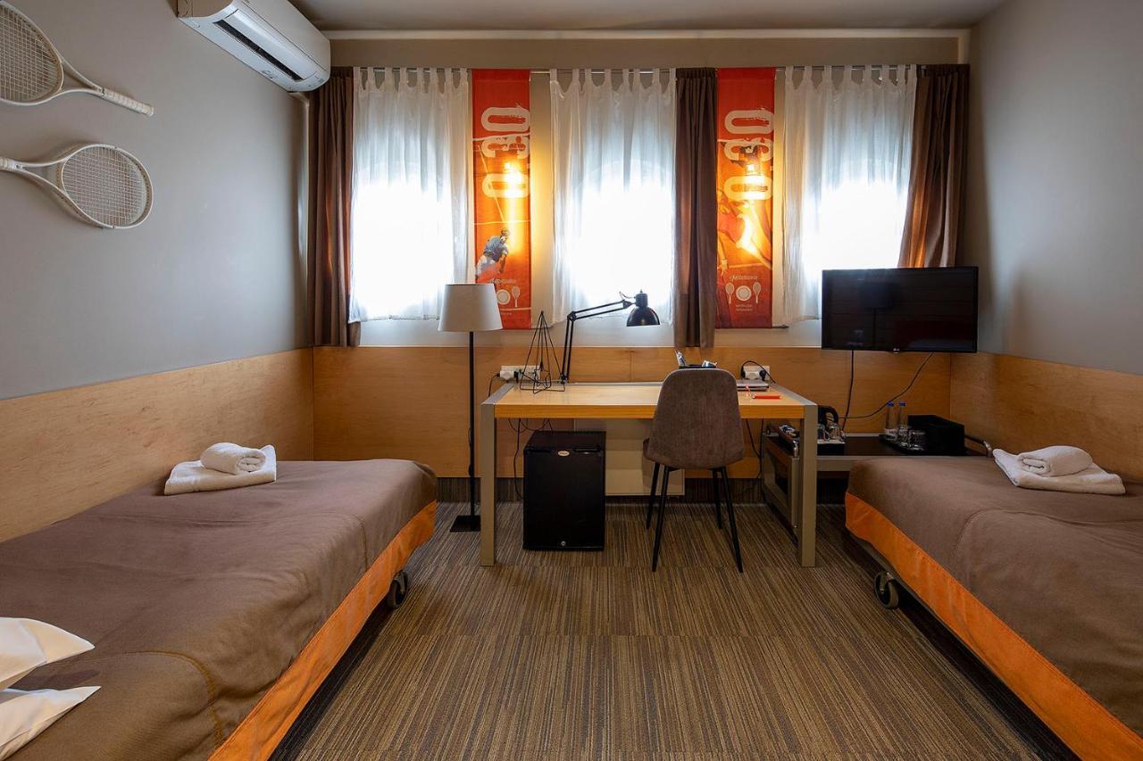 Hotel Restauracja Tenis Kortowo พอซนาน ภายนอก รูปภาพ