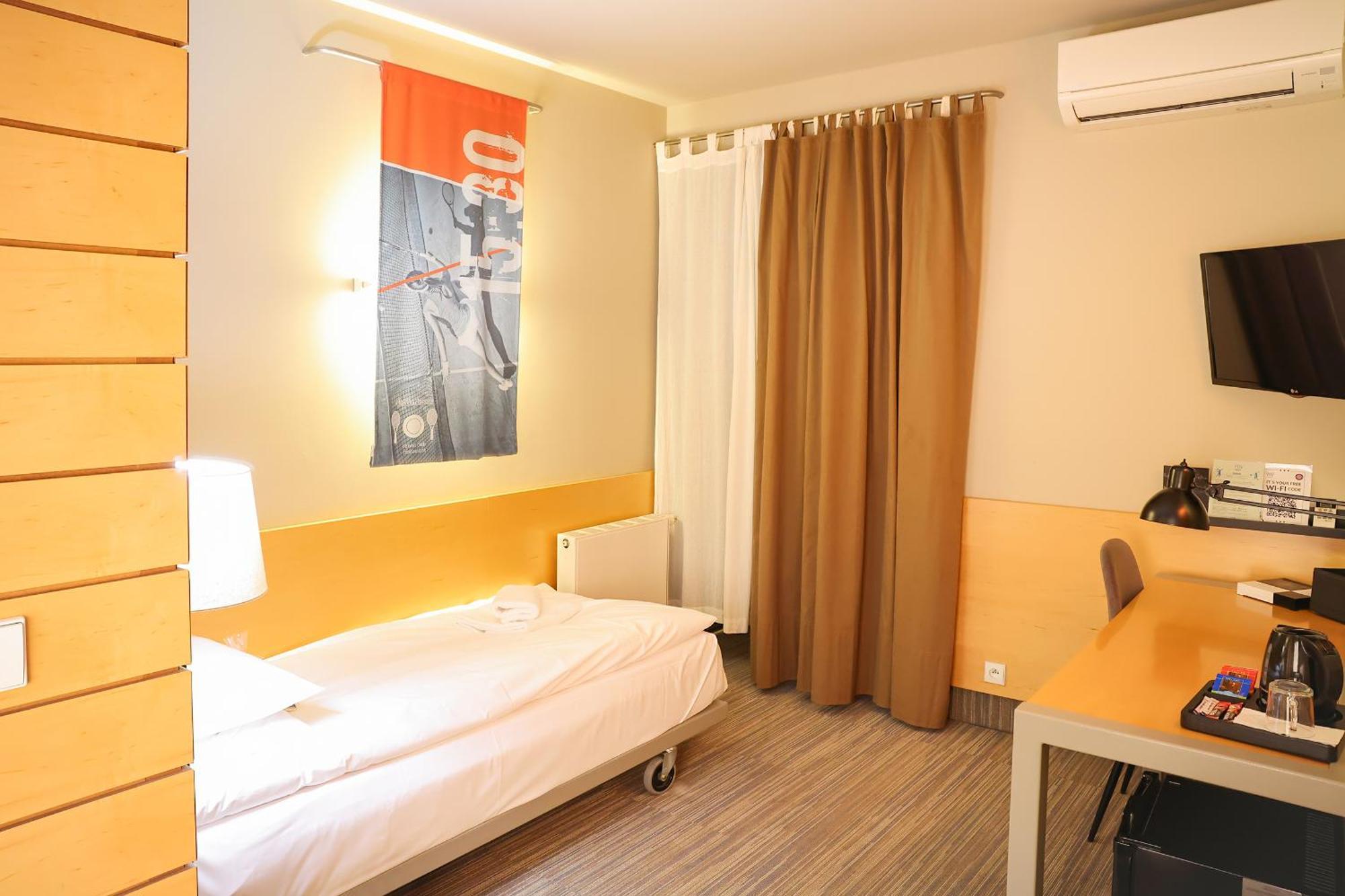 Hotel Restauracja Tenis Kortowo พอซนาน ภายนอก รูปภาพ