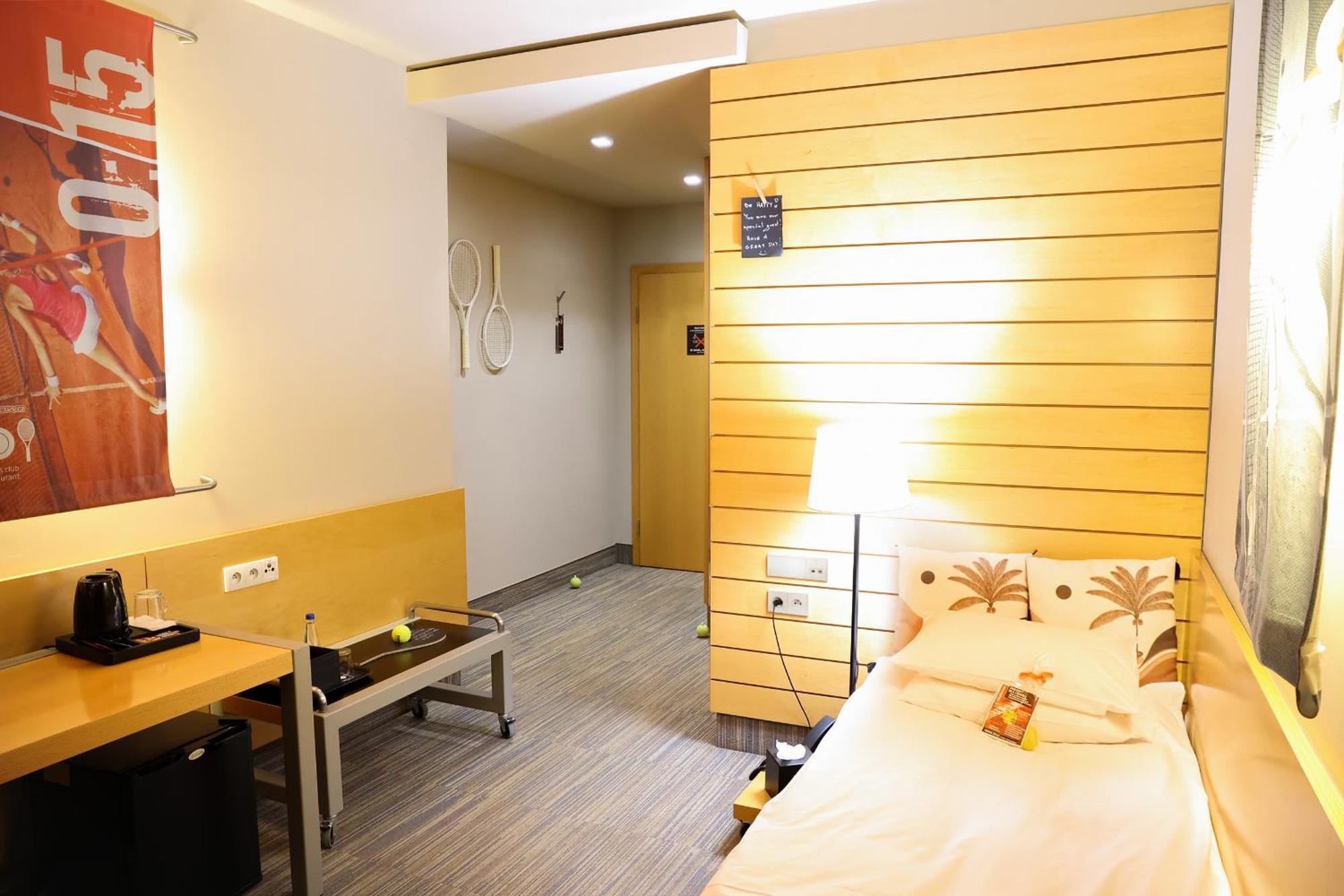 Hotel Restauracja Tenis Kortowo พอซนาน ภายนอก รูปภาพ