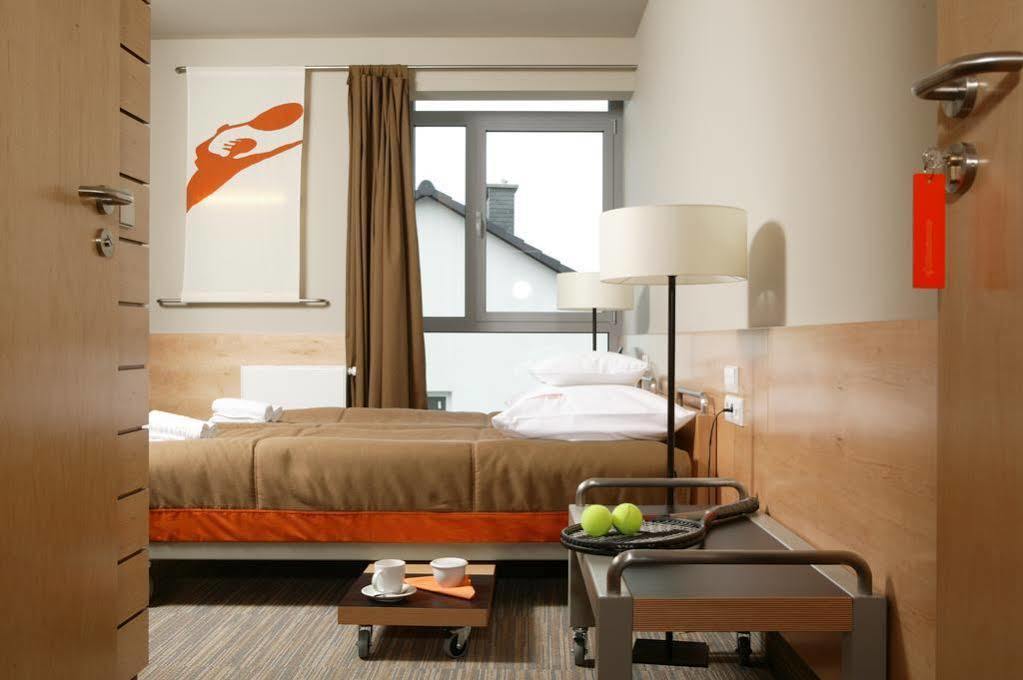 Hotel Restauracja Tenis Kortowo พอซนาน ภายนอก รูปภาพ