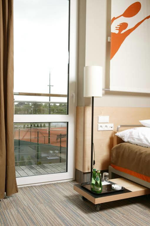 Hotel Restauracja Tenis Kortowo พอซนาน ภายนอก รูปภาพ