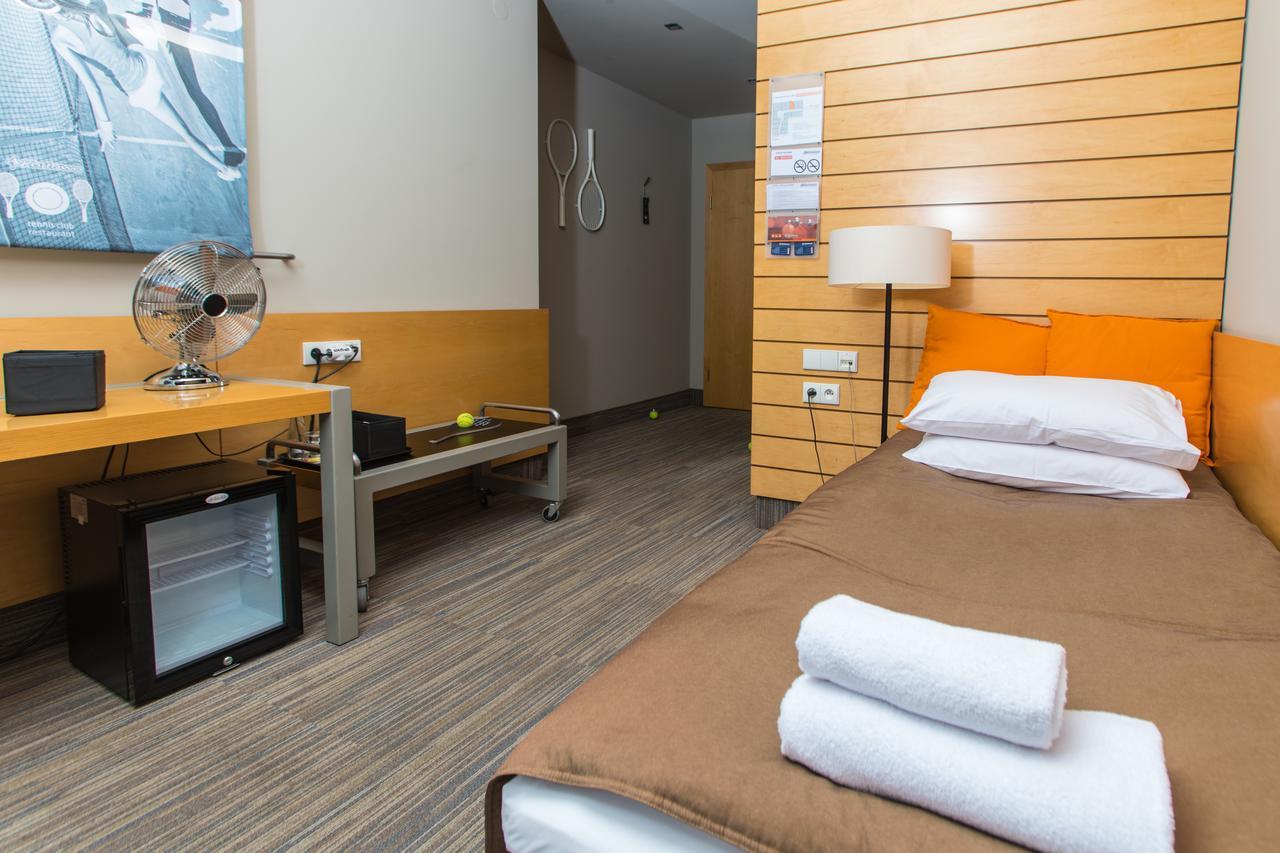 Hotel Restauracja Tenis Kortowo พอซนาน ภายนอก รูปภาพ